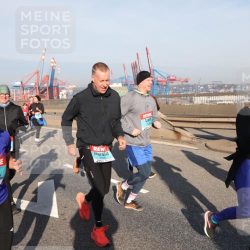 03.10.2025 - Köhlbrandbrückenlauf Yannick Fuchs http://msf.ph/oto/9180062 03.10.2025 08:53:34 Position 2 3706, 2720, 18 meine-sportfotos.de