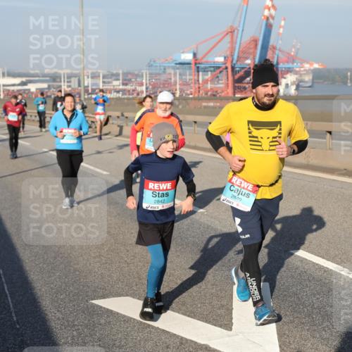 03.10.2025 - Köhlbrandbrückenlauf Yannick Fuchs http://msf.ph/oto/9180099 03.10.2025 08:53:39 Position 2 2842, 2840 meine-sportfotos.de