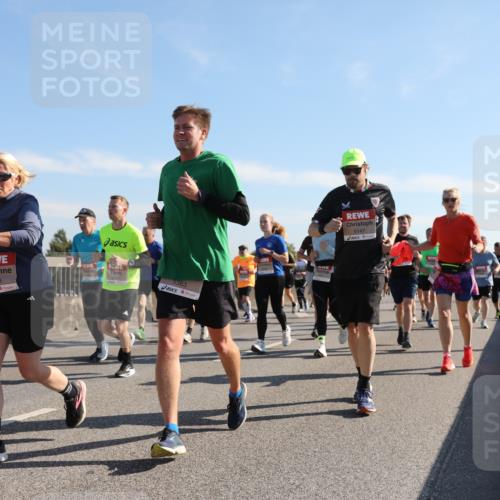 03.10.2025 - Köhlbrandbrückenlauf Yannick Fuchs http://msf.ph/oto/9180153 03.10.2025 11:20:49 Position 3 4838, 5383, 5147 meine-sportfotos.de