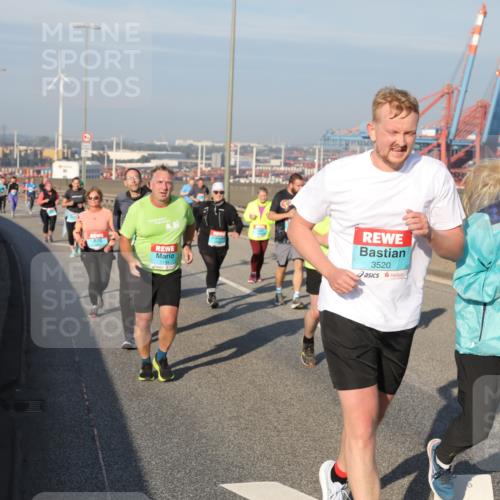 03.10.2025 - Köhlbrandbrückenlauf Yannick Fuchs http://msf.ph/oto/9180183 03.10.2025 08:53:51 Position 2 1734, 3520 meine-sportfotos.de