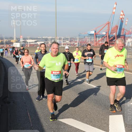 03.10.2025 - Köhlbrandbrückenlauf Yannick Fuchs http://msf.ph/oto/9180195 03.10.2025 08:53:52 Position 2 1734, 2739 meine-sportfotos.de