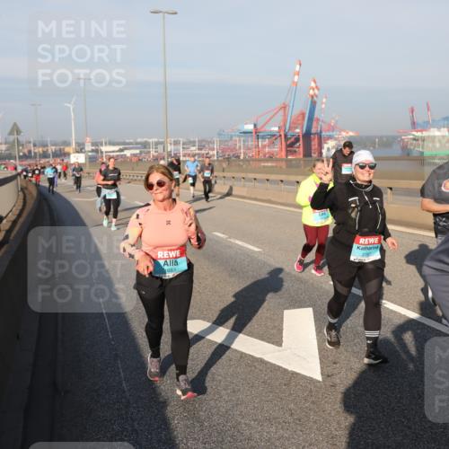 03.10.2025 - Köhlbrandbrückenlauf Yannick Fuchs http://msf.ph/oto/9180218 03.10.2025 08:53:55 Position 2 1683, 2787 meine-sportfotos.de