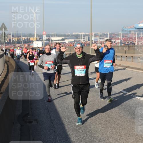 03.10.2025 - Köhlbrandbrückenlauf Yannick Fuchs http://msf.ph/oto/9180513 03.10.2025 08:54:50 Position 2 3455, 3279 meine-sportfotos.de
