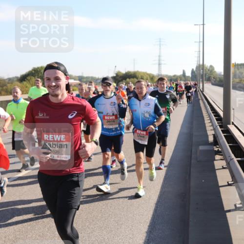 03.10.2025 - Köhlbrandbrückenlauf Yannick Fuchs http://msf.ph/oto/9180521 03.10.2025 11:21:32 Position 3 361, 4979, 3805, 5700 meine-sportfotos.de