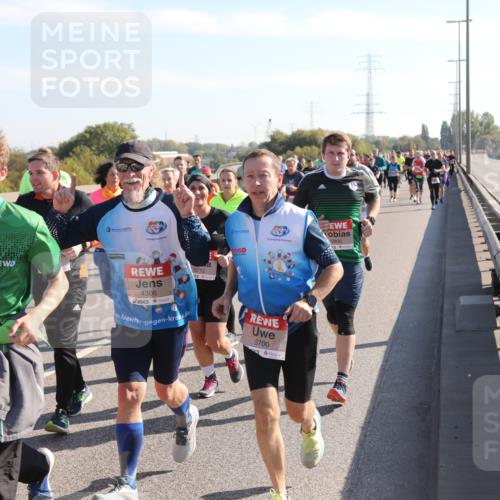 03.10.2025 - Köhlbrandbrückenlauf Yannick Fuchs http://msf.ph/oto/9180529 03.10.2025 11:21:32 Position 3 4306, 4981, 6712, 5700 meine-sportfotos.de