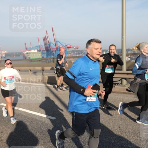 03.10.2025 - Köhlbrandbrückenlauf Yannick Fuchs http://msf.ph/oto/9180542 03.10.2025 08:54:54 Position 2 2340, 3163 meine-sportfotos.de