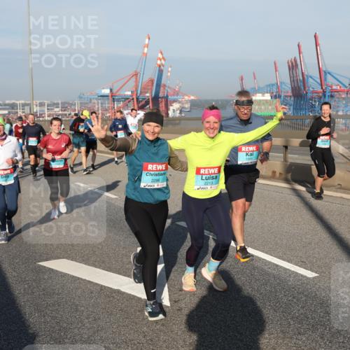 03.10.2025 - Köhlbrandbrückenlauf Yannick Fuchs http://msf.ph/oto/9180647 03.10.2025 08:55:07 Position 2 2296, 2213, 1993 meine-sportfotos.de