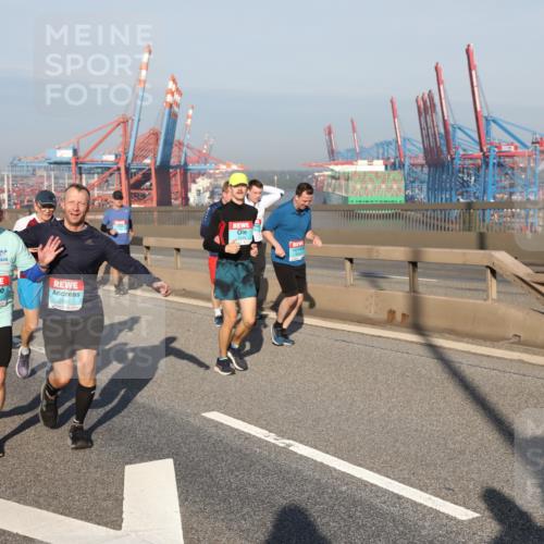 03.10.2025 - Köhlbrandbrückenlauf Yannick Fuchs http://msf.ph/oto/9180677 03.10.2025 08:55:10 Position 2 5044, 1436, 2848, 1539 meine-sportfotos.de