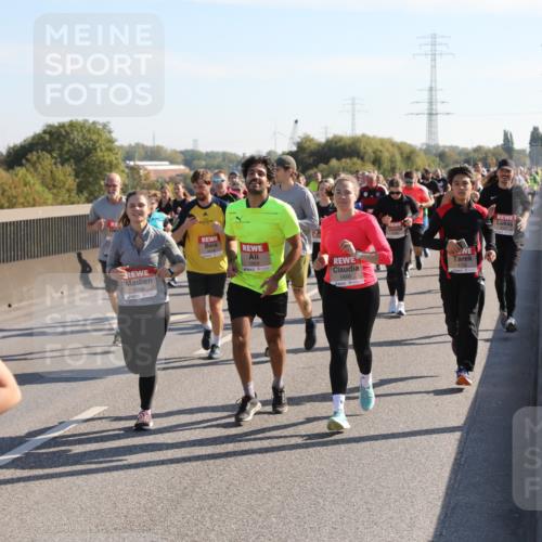03.10.2025 - Köhlbrandbrückenlauf Yannick Fuchs http://msf.ph/oto/9180684 03.10.2025 11:21:48 Position 3 4, 5869, 5866 meine-sportfotos.de