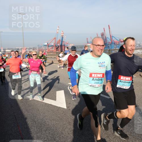 03.10.2025 - Köhlbrandbrückenlauf Yannick Fuchs http://msf.ph/oto/9180697 03.10.2025 08:55:12 Position 2 1436, 2848, 2847, 18 meine-sportfotos.de