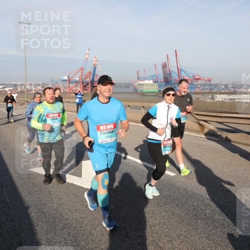 03.10.2025 - Köhlbrandbrückenlauf Yannick Fuchs http://msf.ph/oto/9180763 03.10.2025 08:55:18 Position 2 2251, 3703, 3232, 18 meine-sportfotos.de