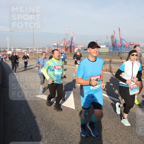 03.10.2025 - Köhlbrandbrückenlauf Yannick Fuchs http://msf.ph/oto/9180764 03.10.2025 08:55:18 Position 2 2251, 03, 3232 meine-sportfotos.de