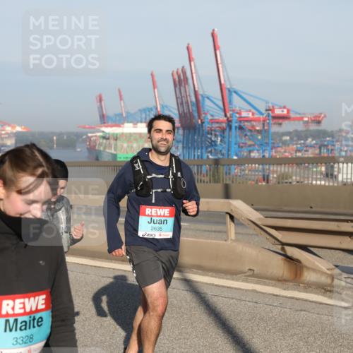 03.10.2025 - Köhlbrandbrückenlauf Yannick Fuchs http://msf.ph/oto/9181020 03.10.2025 08:55:51 Position 2 3328, 2635 meine-sportfotos.de