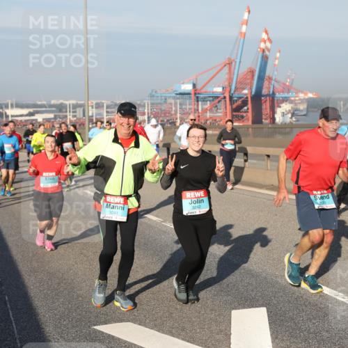 03.10.2025 - Köhlbrandbrückenlauf Yannick Fuchs http://msf.ph/oto/9181045 03.10.2025 08:55:57 Position 2 3241, 3242, 2680 meine-sportfotos.de