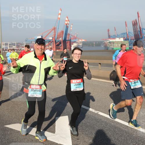 03.10.2025 - Köhlbrandbrückenlauf Yannick Fuchs http://msf.ph/oto/9181051 03.10.2025 08:55:58 Position 2 3241, 3242, 2680 meine-sportfotos.de