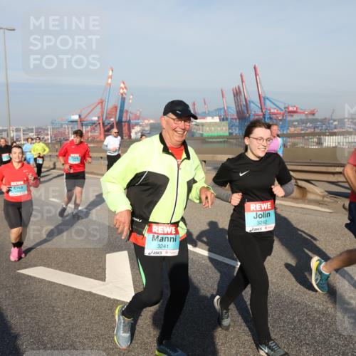 03.10.2025 - Köhlbrandbrückenlauf Yannick Fuchs http://msf.ph/oto/9181057 03.10.2025 08:55:59 Position 2 3241, 3242 meine-sportfotos.de