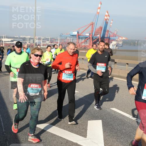 03.10.2025 - Köhlbrandbrückenlauf Yannick Fuchs http://msf.ph/oto/9181188 03.10.2025 08:56:19 Position 2 2280, 2835, 2779, 2136 meine-sportfotos.de