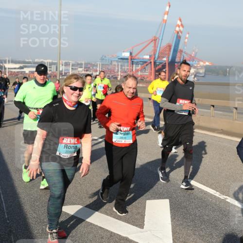 03.10.2025 - Köhlbrandbrückenlauf Yannick Fuchs http://msf.ph/oto/9181190 03.10.2025 08:56:19 Position 2 2280, 2835, 2136 meine-sportfotos.de