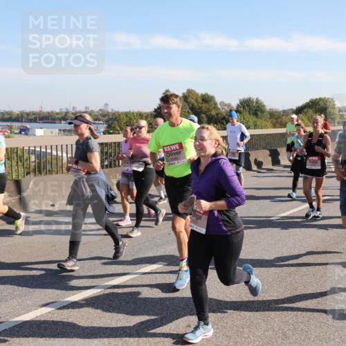 03.10.2025 - Köhlbrandbrückenlauf Yannick Fuchs http://msf.ph/oto/9181274 03.10.2025 11:22:47 Position 3 5085, 4937, 4943 meine-sportfotos.de