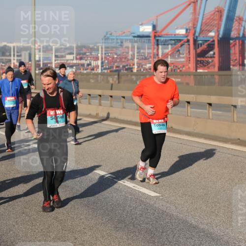 03.10.2025 - Köhlbrandbrückenlauf Yannick Fuchs http://msf.ph/oto/9181307 03.10.2025 08:56:38 Position 2 3383, 2163 meine-sportfotos.de