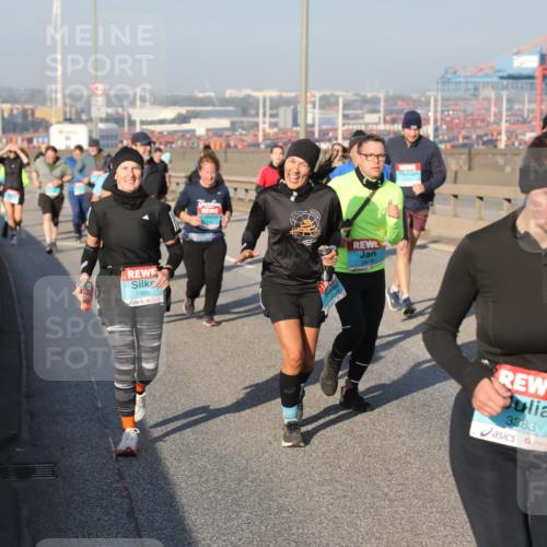 03.10.2025 - Köhlbrandbrückenlauf Yannick Fuchs http://msf.ph/oto/9181332 03.10.2025 08:56:41 Position 2 1935, 2618, 3383 meine-sportfotos.de