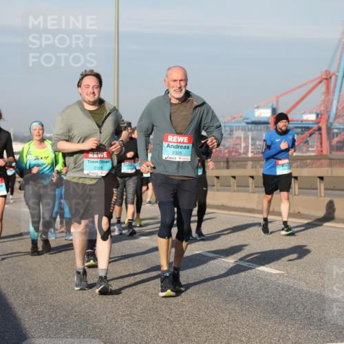 03.10.2025 - Köhlbrandbrückenlauf Yannick Fuchs http://msf.ph/oto/9181395 03.10.2025 08:56:49 Position 2 7001, 2326, 2325 meine-sportfotos.de