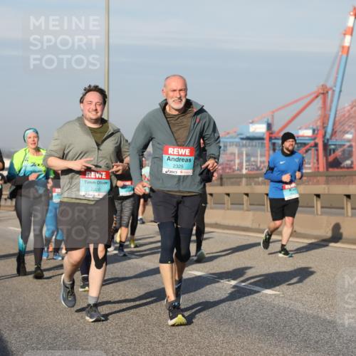 03.10.2025 - Köhlbrandbrückenlauf Yannick Fuchs http://msf.ph/oto/9181397 03.10.2025 08:56:49 Position 2 700, 2326, 2325 meine-sportfotos.de
