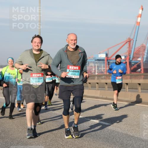03.10.2025 - Köhlbrandbrückenlauf Yannick Fuchs http://msf.ph/oto/9181399 03.10.2025 08:56:49 Position 2 1001, 2326, 2325 meine-sportfotos.de