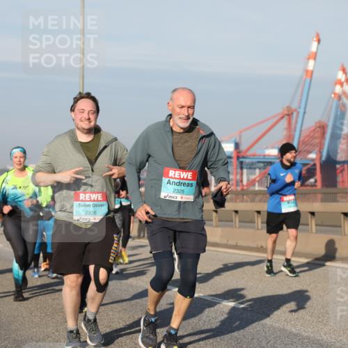 03.10.2025 - Köhlbrandbrückenlauf Yannick Fuchs http://msf.ph/oto/9181401 03.10.2025 08:56:50 Position 2 1001, 2326, 2325 meine-sportfotos.de