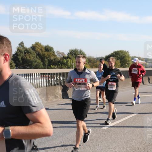 03.10.2025 - Köhlbrandbrückenlauf Yannick Fuchs http://msf.ph/oto/9181516 03.10.2025 11:23:07 Position 3 5111, 5920, 5917, 2025 meine-sportfotos.de
