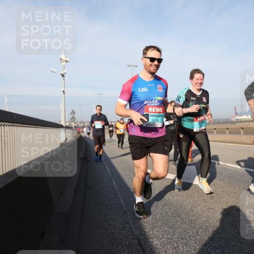 03.10.2025 - Köhlbrandbrückenlauf Yannick Fuchs http://msf.ph/oto/9181535 03.10.2025 08:57:10 Position 2 3076, 3129 meine-sportfotos.de
