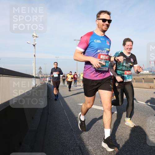 03.10.2025 - Köhlbrandbrückenlauf Yannick Fuchs http://msf.ph/oto/9181537 03.10.2025 08:57:10 Position 2 0070, 3077, 3129 meine-sportfotos.de