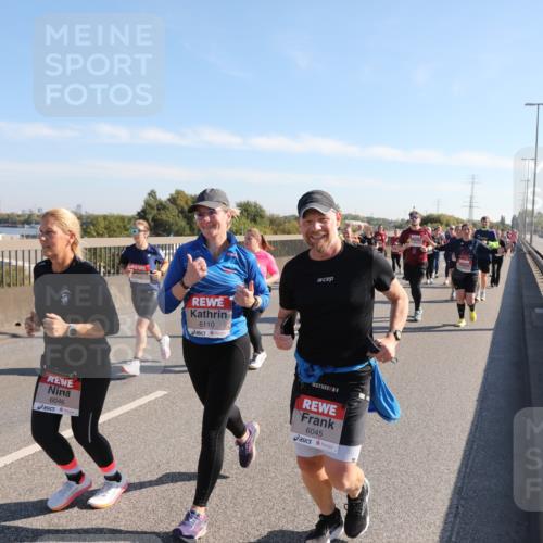 03.10.2025 - Köhlbrandbrückenlauf Yannick Fuchs http://msf.ph/oto/9181603 03.10.2025 11:23:32 Position 3 6046, 6110, 6045 meine-sportfotos.de