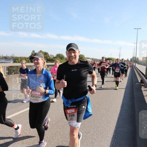 03.10.2025 - Köhlbrandbrückenlauf Yannick Fuchs http://msf.ph/oto/9181605 03.10.2025 11:23:32 Position 3 6046, 6110, 6045 meine-sportfotos.de
