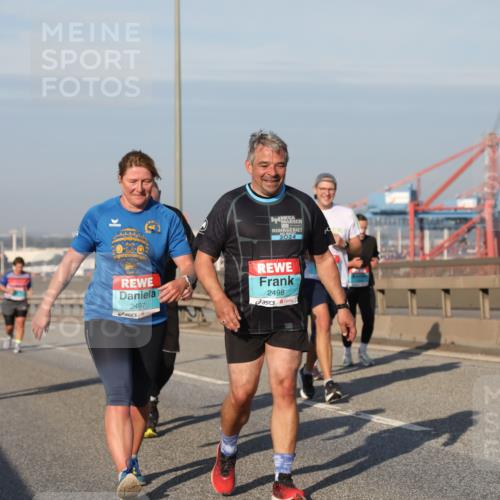 03.10.2025 - Köhlbrandbrückenlauf Yannick Fuchs http://msf.ph/oto/9181613 03.10.2025 08:57:25 Position 2 2024, 2497, 2498 meine-sportfotos.de