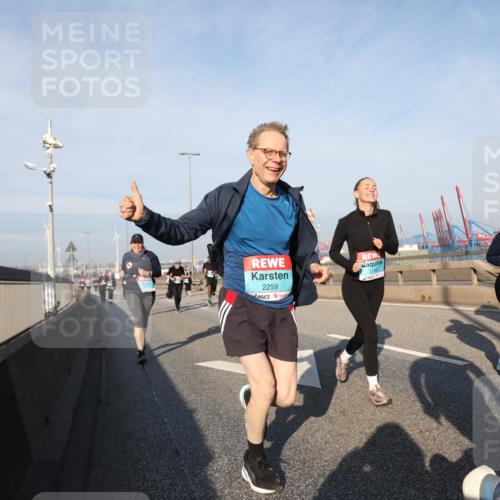 03.10.2025 - Köhlbrandbrückenlauf Yannick Fuchs http://msf.ph/oto/9181715 03.10.2025 08:57:46 Position 2 2259, 2149, 2375 meine-sportfotos.de