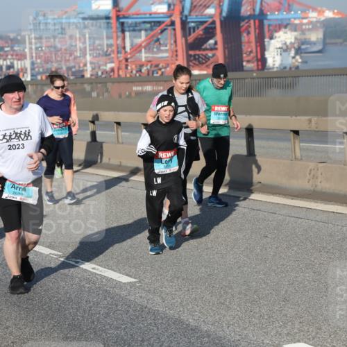 03.10.2025 - Köhlbrandbrückenlauf Yannick Fuchs http://msf.ph/oto/9181750 03.10.2025 08:57:53 Position 2 16, 2023, 2693, 1896, 3045 meine-sportfotos.de