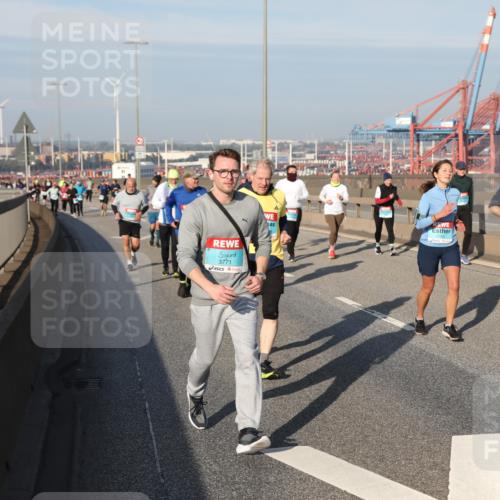 03.10.2025 - Köhlbrandbrückenlauf Yannick Fuchs http://msf.ph/oto/9181991 03.10.2025 08:58:46 Position 2 3771, 2763 meine-sportfotos.de