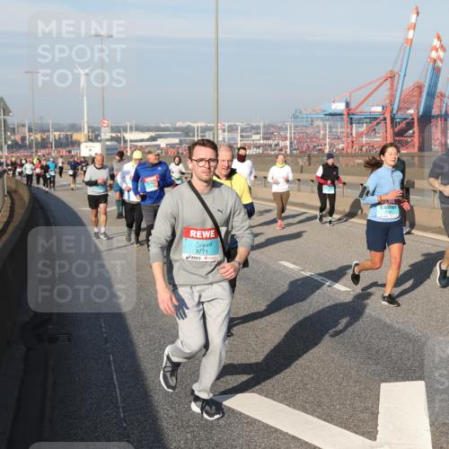 03.10.2025 - Köhlbrandbrückenlauf Yannick Fuchs http://msf.ph/oto/9181993 03.10.2025 08:58:47 Position 2 3771, 2763 meine-sportfotos.de