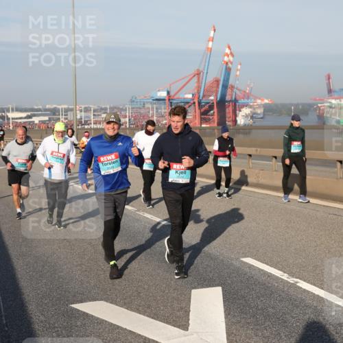 03.10.2025 - Köhlbrandbrückenlauf Yannick Fuchs http://msf.ph/oto/9182011 03.10.2025 08:58:49 Position 2 2633, 2624 meine-sportfotos.de