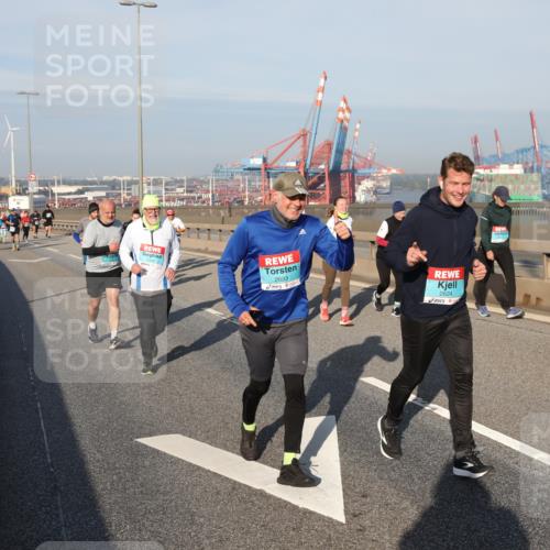 03.10.2025 - Köhlbrandbrückenlauf Yannick Fuchs http://msf.ph/oto/9182018 03.10.2025 08:58:51 Position 2 2633, 2624 meine-sportfotos.de
