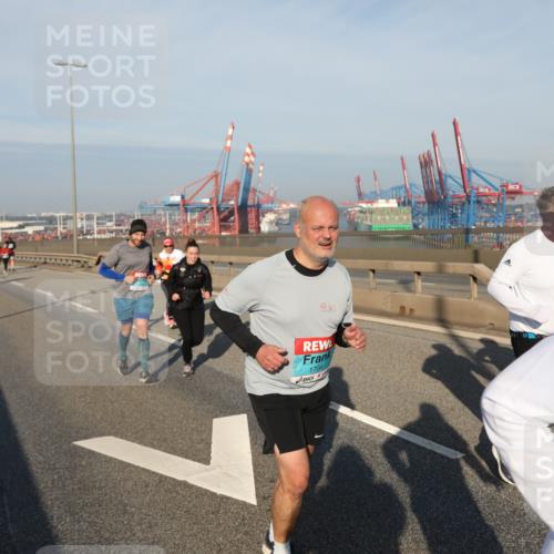 03.10.2025 - Köhlbrandbrückenlauf Yannick Fuchs http://msf.ph/oto/9182034 03.10.2025 08:58:54 Position 2 1704 meine-sportfotos.de