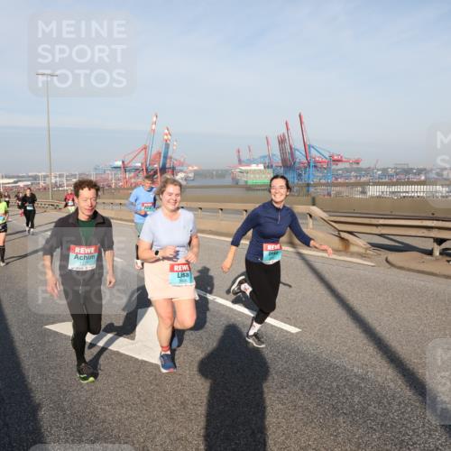 03.10.2025 - Köhlbrandbrückenlauf Yannick Fuchs http://msf.ph/oto/9182277 03.10.2025 08:59:28 Position 2 1221, 2668, 18 meine-sportfotos.de