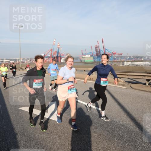 03.10.2025 - Köhlbrandbrückenlauf Yannick Fuchs http://msf.ph/oto/9182279 03.10.2025 08:59:28 Position 2 1221, 2668 meine-sportfotos.de