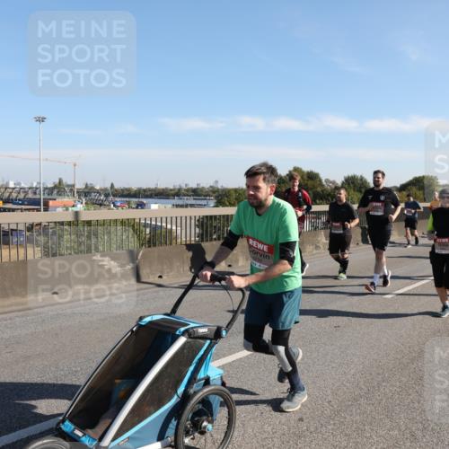 03.10.2025 - Köhlbrandbrückenlauf Yannick Fuchs http://msf.ph/oto/9182280 03.10.2025 11:24:38 Position 3 4239 meine-sportfotos.de