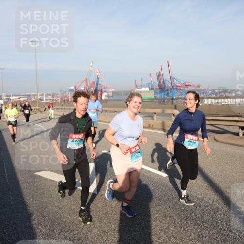 03.10.2025 - Köhlbrandbrückenlauf Yannick Fuchs http://msf.ph/oto/9182281 03.10.2025 08:59:28 Position 2 1221, 2668, 2252 meine-sportfotos.de