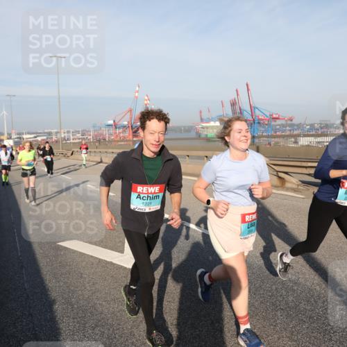 03.10.2025 - Köhlbrandbrückenlauf Yannick Fuchs http://msf.ph/oto/9182283 03.10.2025 08:59:29 Position 2 1221, 2252, 2868 meine-sportfotos.de