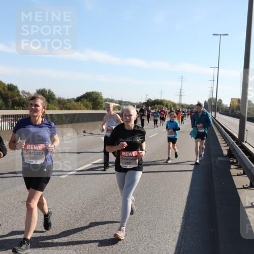 03.10.2025 - Köhlbrandbrückenlauf Yannick Fuchs http://msf.ph/oto/9182359 03.10.2025 11:24:45 Position 3 5310, 5378, 5320 meine-sportfotos.de