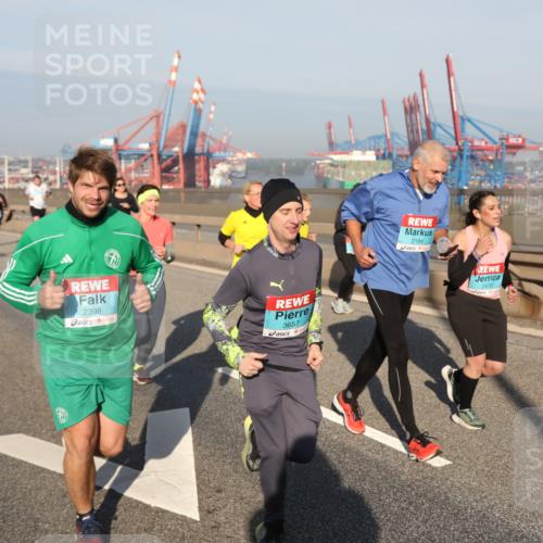 03.10.2025 - Köhlbrandbrückenlauf Yannick Fuchs http://msf.ph/oto/9182374 03.10.2025 08:59:45 Position 2 2398, 3657, 2184, 2470 meine-sportfotos.de