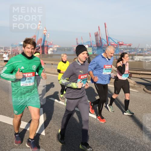 03.10.2025 - Köhlbrandbrückenlauf Yannick Fuchs http://msf.ph/oto/9182376 03.10.2025 08:59:45 Position 2 2398, 2184, 2470, 118 meine-sportfotos.de